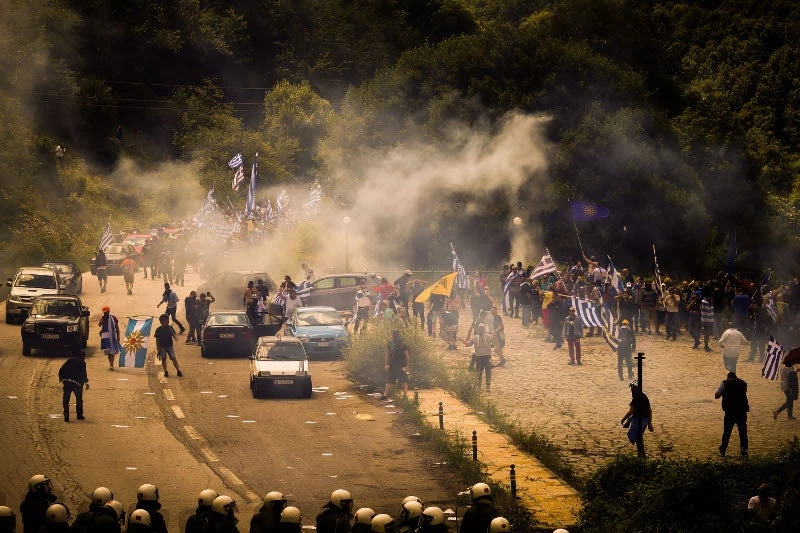 Σκηνικό «πολέμου» στο Πισοδέρι! – Πέτρες, χημικά και «μάχες» σώμα με σώμα – Τεταμένη η ατμόσφαιρα